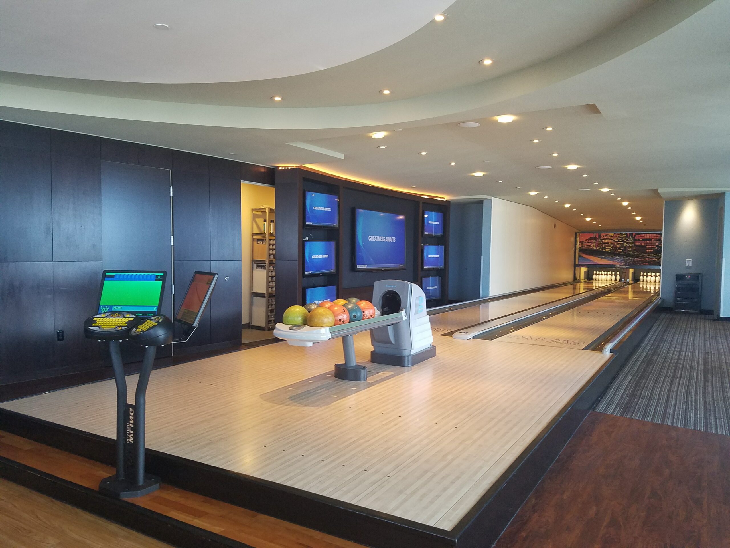 Palms kingpin suite bowling lanes
