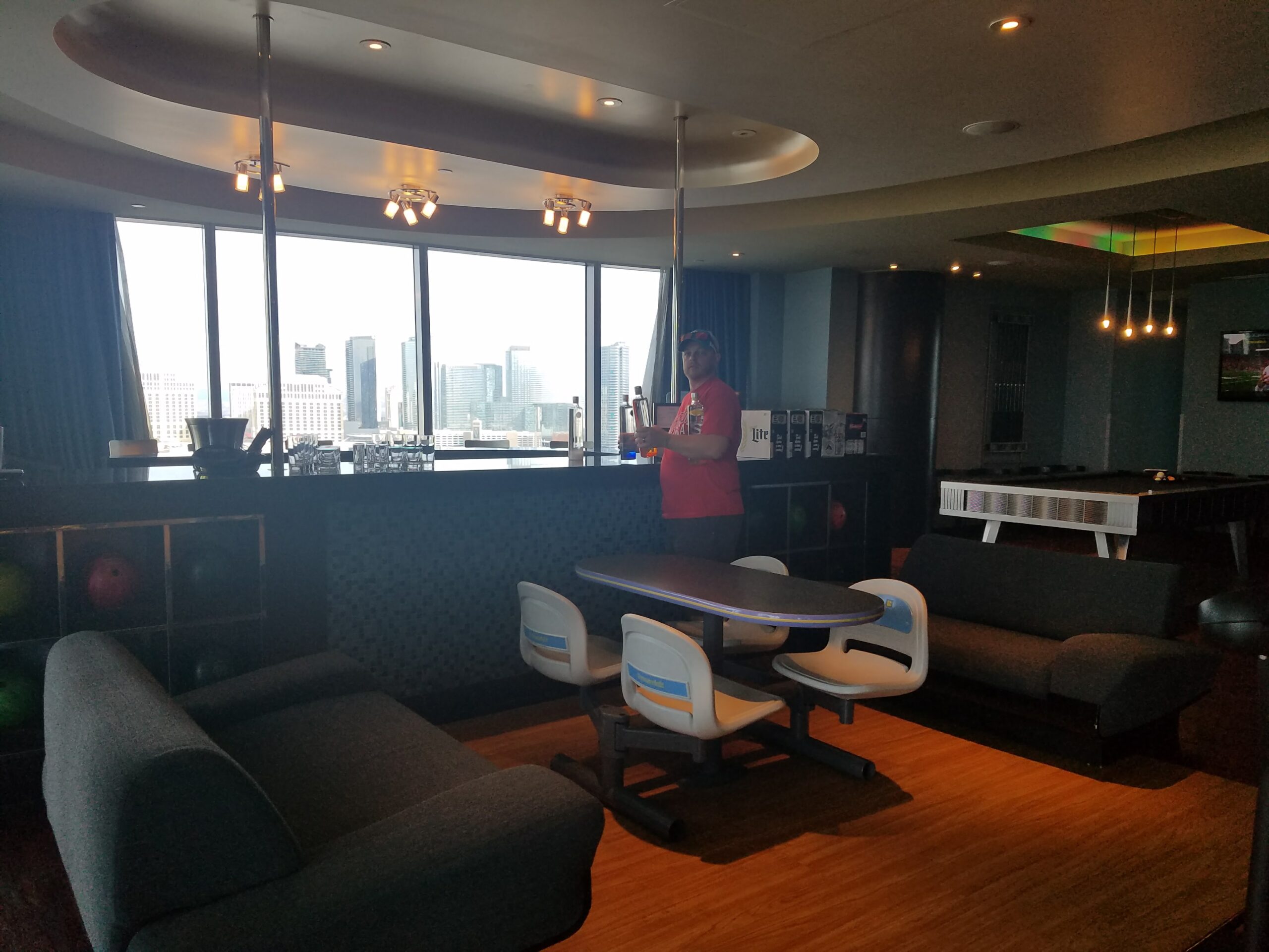 Palms kingpin suite seating area